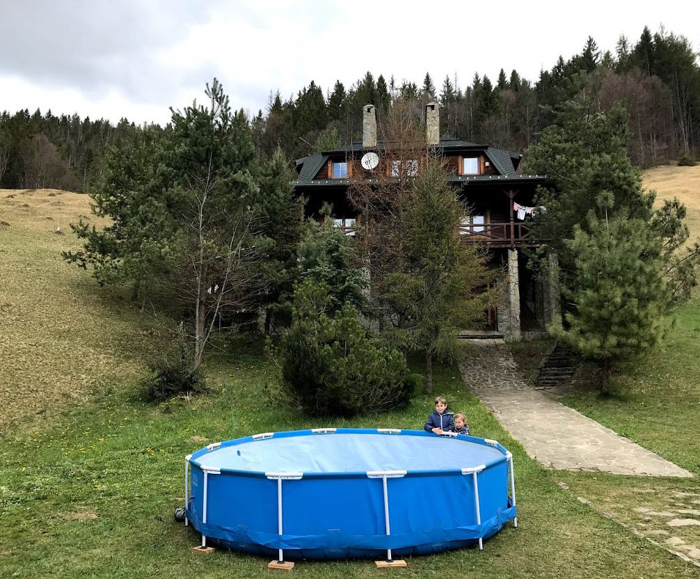 Будинок з басейном в Карпатах